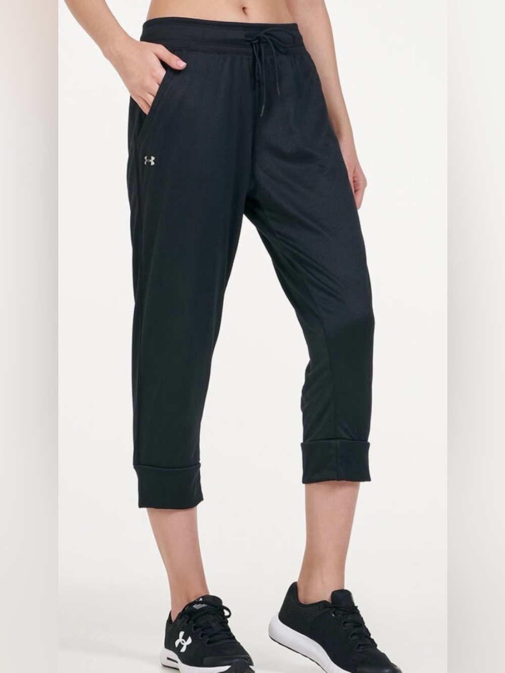 Under Armour Black Cropped Tech Capris size Medium NWT